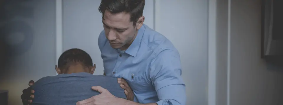 Chiropractor onderzoekt de houding van een patiënt